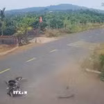Hiện trường vụ tai nạn được camera ghi lại. (Ảnh: TTXVN phát)