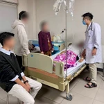 Bác sỹ thăm khám cho bệnh nhân bị ngộ độc thực phẩm do ăn bánh mỳ vào ngày 12/12/2025. (Ảnh: Công an cung cấp)