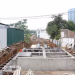 Hạng mục thi công chống ngập đoạn trên đường An Dương Vương (phường Phú Thượng) cơ bản hoàn thành. (Ảnh: Nguyễn Thắng/TTXVN)
