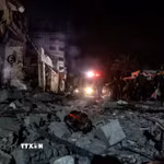 Tòa nhà bị phá hủy sau vụ không kích của Israel xuống al-Rimal, khu vực lân cận thành phố Gaza, ngày 15/5. (Ảnh: THX/TTXVN)