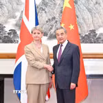 Bộ trưởng Ngoại giao Trung Quốc Vương Nghị và Ngoại trưởng Anh Yvette Cooper chủ trì Đối thoại chiến lược Trung Quốc-Anh lần thứ 11 tại Bắc Kinh. (Ảnh: THX/TTXVN)