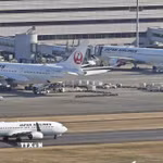 Máy bay của hãng hàng không Japan Airlines tại sân bay Haneda ở Tokyo, Nhật Bản. (Ảnh: Kyodo/TTXVN)