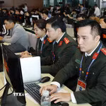 Phóng viên tác nghiệp tại Trung tâm Báo chí Đại hội XIII của Đảng. (Ảnh: TTXVN)