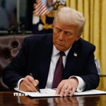 Tổng thống Mỹ Donald Trump ký sắc lệnh tại Nhà Trắng. (Ảnh: Getty Images/TTXVN)