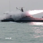Hải quân Iran tham gia tập trận tại eo biển Hormuz ngày 16/2. (Ảnh: Anadolu Agency/TTXVN)