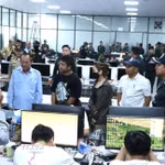 Lực lượng chức năng tỉnh Kratie đột kích một địa điểm tại huyện Snuol được sử dụng làm trung tâm lừa đảo trực tuyến trên địa bàn, bắt giữ hơn 300 người nước ngoài. (Ảnh: AKP/TTXVN phát)