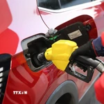 Bơm xăng cho phương tiện tại trạm xăng ở Giang Tô, Trung Quốc. (Ảnh: THX/TTXVN)
