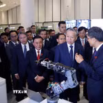 Tổng Bí thư, Chủ tịch nước Tô Lâm nghe giới thiệu về Trung tâm hợp tác ứng dụng AI Trung Quốc-ASEAN. (Ảnh: Thống Nhất/TTXVN)