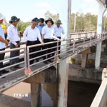 Phó Chủ tịch UBND tỉnh Vĩnh Long Châu Văn Hòa (thứ 4, từ trái qua) cùng sở, ngành khảo sát tại cống Vĩnh Kim (xã Vinh Kim). (Ảnh: Thanh Hòa/TTXVN)