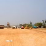 Các đơn vị khẩn trương thi công đường bộ cao tốc Quy Nhơn-Pleiku. (Ảnh: Sỹ Thắng/TTXVN)