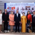 Ông Rogelio Polanco Fuentes (giữa), Đại sứ Cộng hòa Cuba tại Việt Nam, ông Mauricio Alejandro Martinez Duque (thứ 2 từ trái sang), tân Tổng lãnh sự Cộng hòa Cuba tại Thành phố Hồ Chí Minh dự buổi họp mặt. (Ảnh: Xuân Khu/TTXVN)