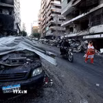 Ô tô bị phá hủy sau cuộc không kích của Israel tại Beirut, Liban. (Ảnh: THX/TTXVN)