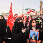 Đông đảo người dân Iran tham dự lễ tang cố Đại Giáo chủ Ali Khamenei tại Tehran. (Ảnh: AA/TTXVN phát)