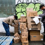 Công nhân bốc dỡ hàng hóa tại một cửa hàng ở New York, Mỹ. (Ảnh: THX/TTXVN)