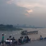 Hoàng hôn tại ngã ba sông Hồng-sông Đuống (Hà Nội). (Ảnh: Tuyết Mai/TTXVN)