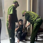 Đối tượng Nhớ bị khống chế trong lúc đột nhập trái phép vào trụ sở Khối Cảnh sát. (Ảnh: TTXVN phát)