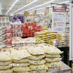 Gạo được bày bán tại siêu thị ở Sendai, Nhật Bản. (Ảnh: Kyodo/TTXVN)