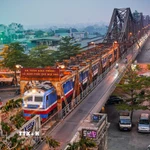 Tàu hỏa qua cầu Long Biên. (Nguồn: TTXVN)