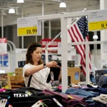 Người tiêu dùng mua sắm tại siêu thị ở California, Mỹ. (Ảnh: THX/TTXVN)