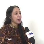 Giáo sư Reena Marwah trả lời phỏng vấn của phóng viên TTXVN. (Ảnh: Quang Trung/TTXVN)