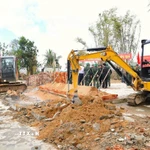 Lực lượng quân đội cùng nhiều phương tiện, máy móc được huy động hỗ trợ người dân xây nhà mới. (Ảnh: Tường Quân/TTXVN)