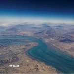 Quang cảnh bờ biển Iran và đảo Qeshm ở eo biển Hormuz. (Ảnh: REUTERS/TTXVN)