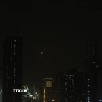 Vệt sáng sau khi hệ thống phòng không của Các tiểu vương quốc Arab thống nhất (UAE) đánh chặn tên lửa của Iran trên bầu trời thành phố Dubai. (Ảnh: THX/TTXVN)