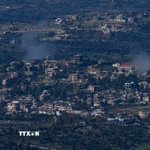 Khói bốc sau các cuộc không kích của Israel xuống miền Nam Liban ngày 8/3. (Ảnh: THX/TTXVN)