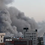 Khói bốc lên sau cuộc không kích tại Tehran, Iran. (Ảnh: THX/TTXVN)