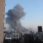 Khói bốc lên sau một vụ nổ ở Tehran, Iran. (Ảnh: THX/TTXVN)