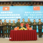 Trưởng đoàn hai bên ký kết biên bản Hội đàm công tác biên phòng. (Ảnh: Quang Duy/TTXVN)