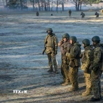 Binh sỹ Ukraine tham gia một buổi huấn luyện ở ngoại ô Kiev. (Ảnh: AFP/TTXVN)