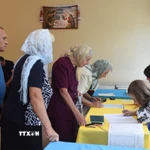 Cử tri Ukraine bỏ phiếu trong cuộc bầu cử Quốc hội trước thời hạn năm 2019. (Ảnh: AFP/TTXVN)