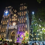Khu vực Nhà thờ lớn (phường Hoàn Kiếm, Hà Nội) được trang hoàng, chuẩn bị đón lễ Giáng sinh 2025. (Ảnh: Khánh Hòa/TTXVN)