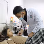 Bác sỹ thăm, khám cho trẻ nhập viện do bệnh lý đường tiêu hóa. (Ảnh: Nguyên Dung/TTXVN)