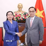 Bộ trưởng Ngoại giao Lê Hoài Trung tiếp bà Touch Sopharath, Đại sứ Campuchia tại Việt Nam. (Ảnh: An Đăng/TTXVN)