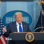 Tổng thống Mỹ Donald Trump phát biểu tại Nhà Trắng. (Ảnh: THX/TTXVN)