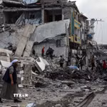 Tòa nhà tại phía Đông Nam thành phố Gaza bị phá hủy sau cuộc không kích của Israel. (Ảnh: THX/TTXVN)