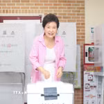 Cựu Tổng thống Hàn Quốc Park Geun-hye bỏ phiếu trong cuộc bầu cử địa phương tại điểm bầu cử ở thành phố Daegu. (Ảnh: Yonhap/TTXVN)