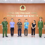 Công an tỉnh Bắc Ninh tống đạt quyết định khởi tố vụ án, khởi tố 3 bị can. (Ảnh: TTXVN phát)