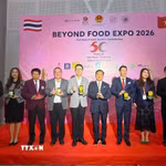 Tổng lãnh sự Việt Nam tại Khonkaen Đinh Hoàng Linh (thứ 4 từ bên phải sang) chụp ảnh cùng đại diện doanh nghiệp, khách tham quan tại Hội chợ Beyond Food Expo 2026. (Ảnh: TTXVN phát)