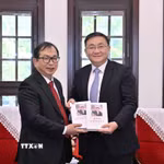 Phó Tổng Giám đốc TTXVN Nguyễn Tuấn Hùng (trái) và đồng chí Nhậm Vệ Đông, Ủy viên Ban Cán sự Đảng, Phó Tổng Biên tập Tân Hoa xã tại buổi làm việc. (Ảnh: THX/TTXVN phát)