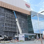 Công nhân đang cải tạo địa điểm tổ chức hội nghị thượng đỉnh APEC 2025 tại Gyeongju. (Nguồn: Yonhap)