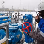 Công nhân điều chỉnh van tại trạm khí nén Slavyanskaya trên hệ thống đường ống dẫn khí đốt Nord Stream 2 của Tập đoàn Gazprom ở Ust-Luga, Nga. (Ảnh: Getty Images/TTXVN)