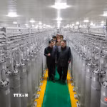 Nhà lãnh đạo Triều Tiên Kim Jong Un (phải, phía trước) thăm nhà máy sản xuất vật liệu hạt nhân mới khánh thành. (Ảnh: KCNA/TTXVN)