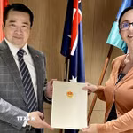 Tổng Lãnh sự Việt Nam tại Perth Phạm Hải Anh và bà Pamela Currie, Giám đốc Văn phòng Bộ Ngoại giao và Thương mại Australia (DFAT) tại bang Tây Australia. (Ảnh: TTXVN phát)
