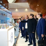 Thủ tướng Phạm Minh Chính kiểm tra khu trưng bày các sản phẩm tiêu biểu. (Ảnh: Dương Giang/TTXVN)