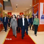 Thủ tướng Phạm Minh Chính kiểm tra khu trưng bày ảnh về phong trào thi đua yêu nước qua các thời kỳ do Thông tấn xã Việt Nam thực hiện. (Ảnh: Dương Giang/TTXVN)