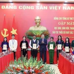 Tổng Bí thư Tô Lâm tặng quà học sinh, sinh viên, thanh niên dân tộc thiểu số xuất sắc, tiêu biểu. (Ảnh: Thống Nhất/TTXVN)