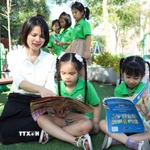 Cô và trò Trường Tiểu học và Trung học cơ sở Trần Quốc Toản, thành phố Bắc Ninh hào hứng với giờ đọc sách. (Ảnh: Thanh Thương/TTXVN)